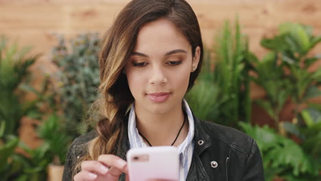 teléfono, redes sociales y mujer de negocios