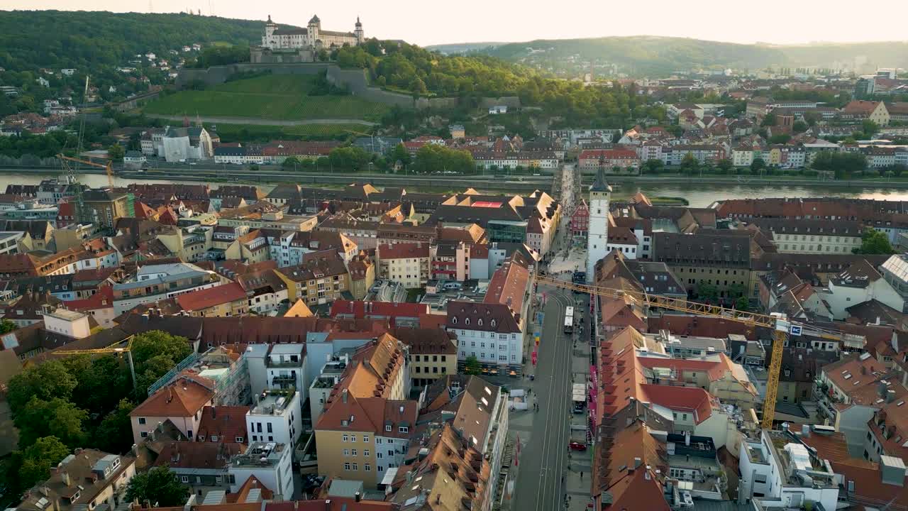 Video drone aereo 4K della Fortezza di Marienberg lungo il fiume Meno a Würzburg, Germania