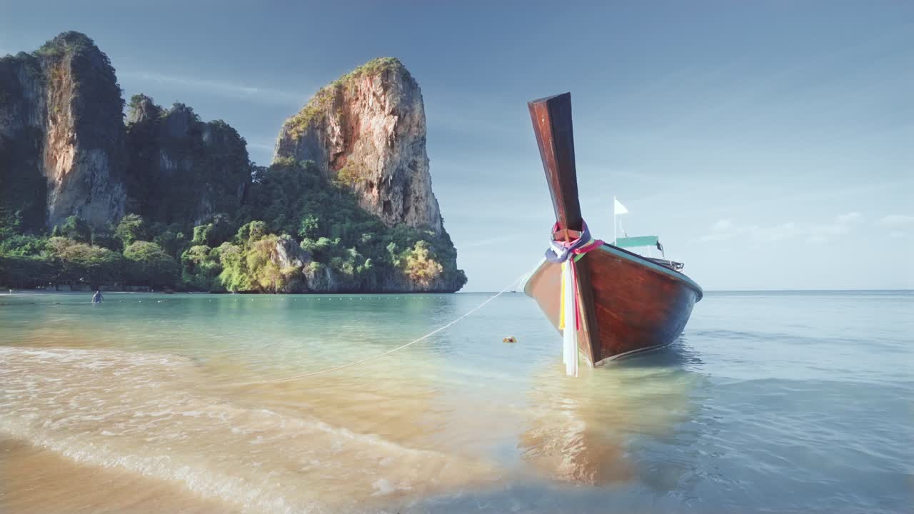 bateau à la plage de ralay, à krabi, en thaïlande