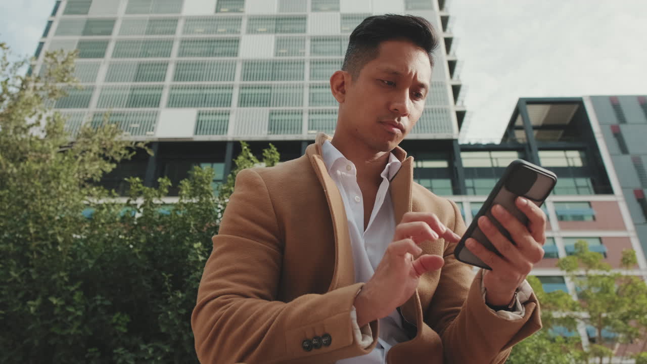 도시 환경에서 스마트폰을 사용하는 사람