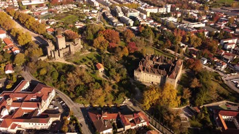 Zoom-Aéreo-En-Guimares-Portugal-Casco-Antiguo-Castillo-Medieval-Y-Palacio-En-El-Bosque