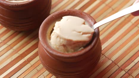 postre de crema de yogur de estilo indio con cuchara