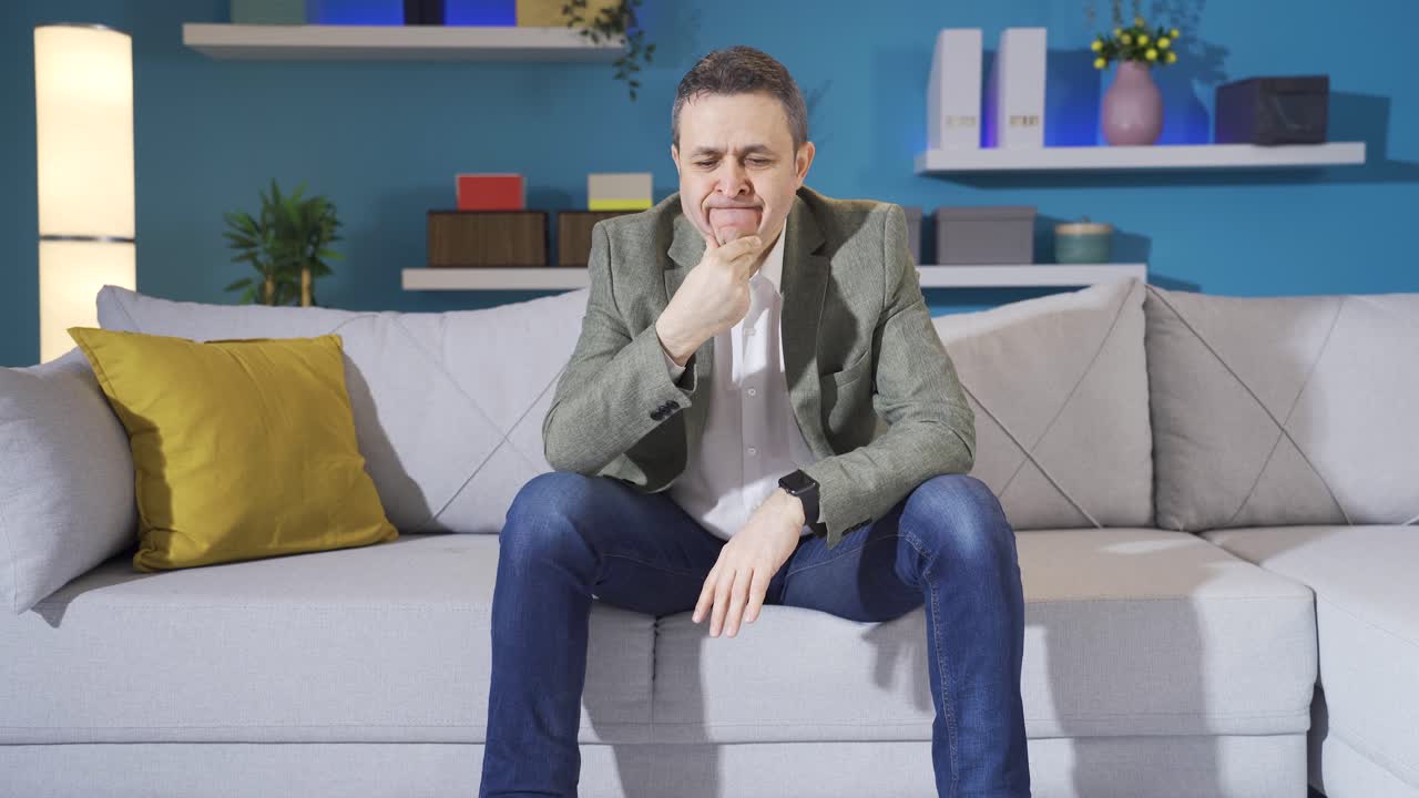 hombre preocupado y en pánico en casa mirando cuidadosamente a su alrededor.