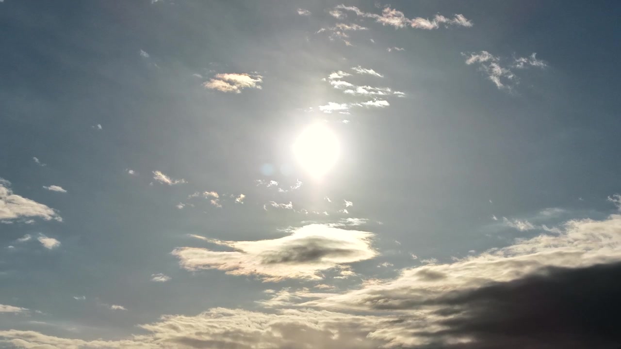 4K drone-timelapse fanger en surrealistisk sol, der stiger op over tunge mørke skyer. Filmisk atmosfærisk bevægelse afslører skiftende stormsystemer og strålende lys over et stort sydvestligt bjerglandskab