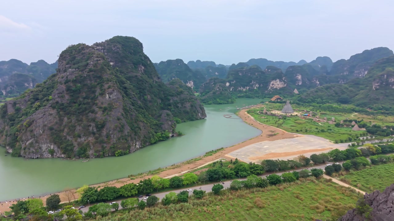 Cảnh quay drone giới thiệu vẻ đẹp tự nhiên của Ninh Bình với các khối núi đá vôi hùng vĩ, sông ngòi và phong cảnh núi non trùng điệp.