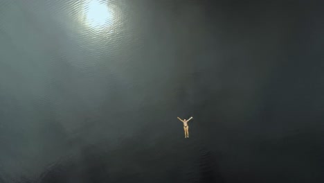 mujer nadando en el lago