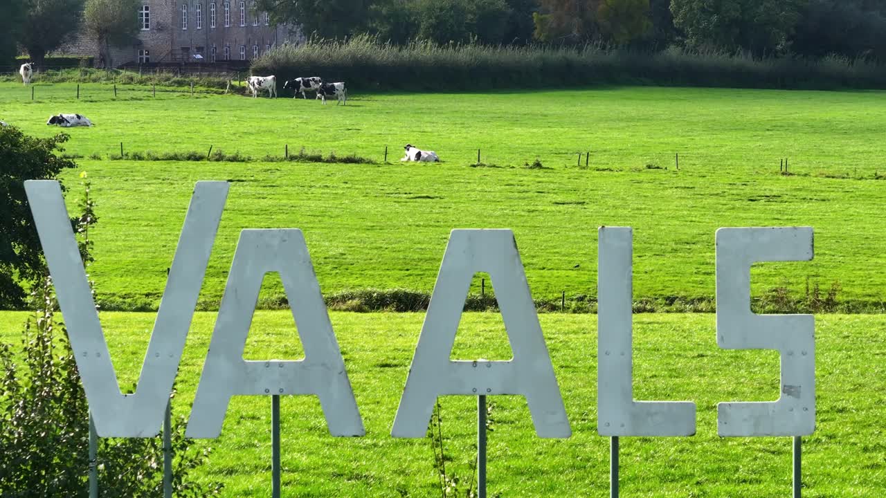 휴가 공원의 텍스트 표지판의 클로즈업 패닝 영상