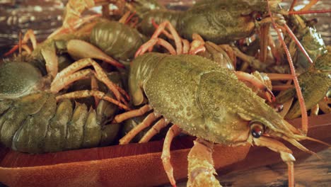 Live-crayfish-on-a-wooden-table