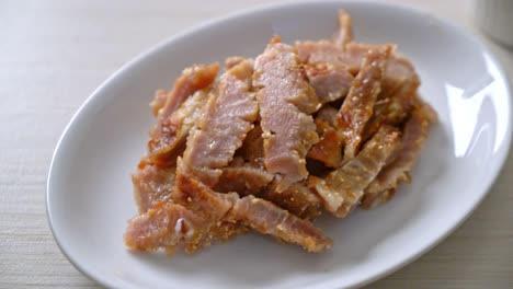 Gegrillter-Schweinenacken-Oder-Auf-Holzkohle-Gekochter-Schweinenacken-Mit-Thailändisch-Scharfer-Dip-Sauce