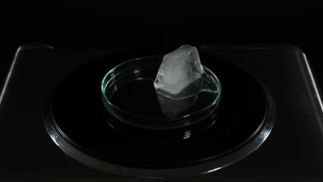 얼음 큐브가 녹고 증발하는 시간 간격.