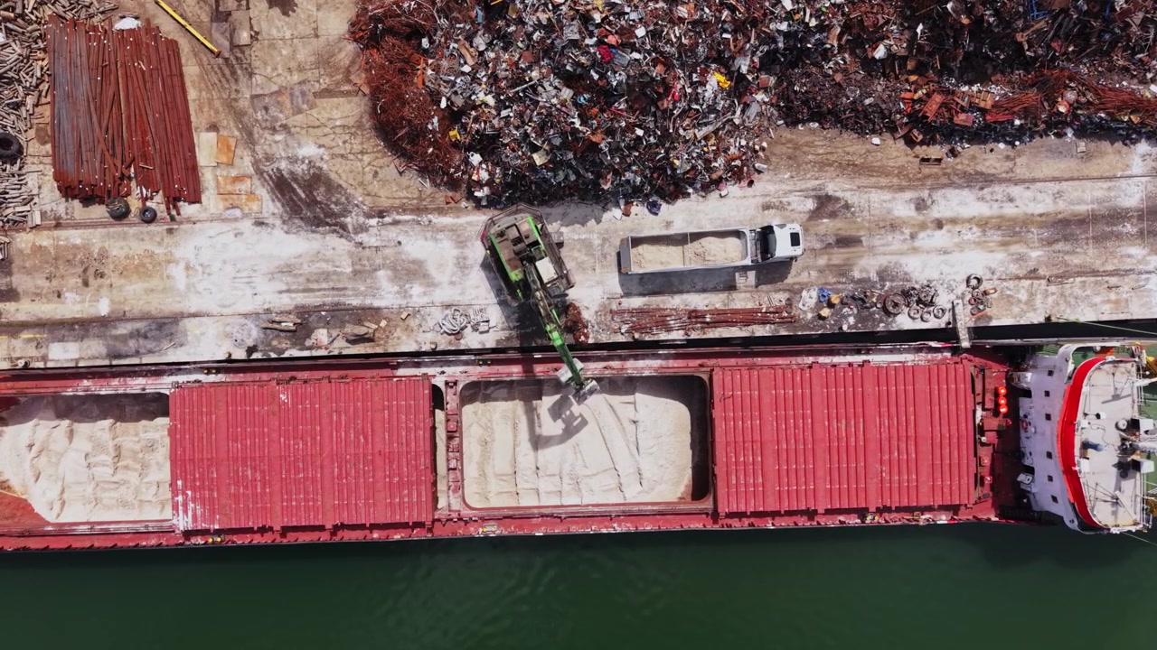 Container di spedizione caricati con materiali in un porto, di giorno