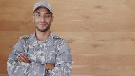 retrato de un feliz soldado masculino biracial mirando a la cámara, sin alterar, espacio de copia, cámara lenta