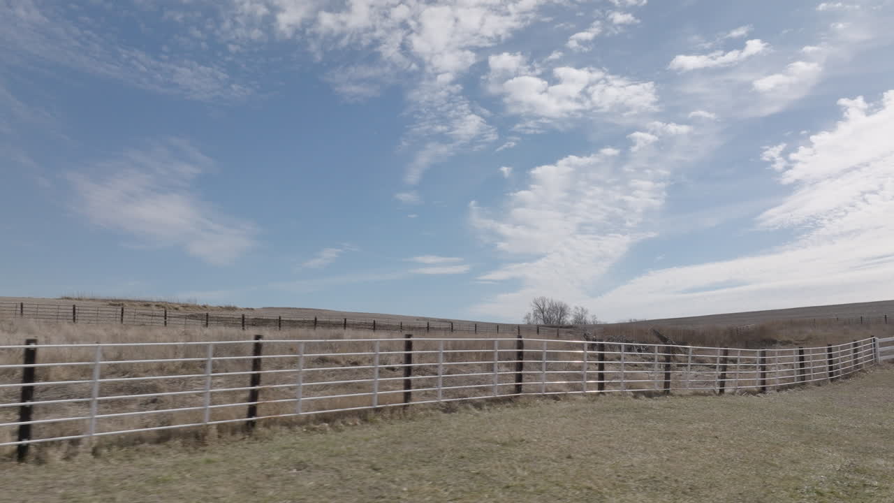 valla de madera en una tierra de cultivo pastoral bajo un cielo azul