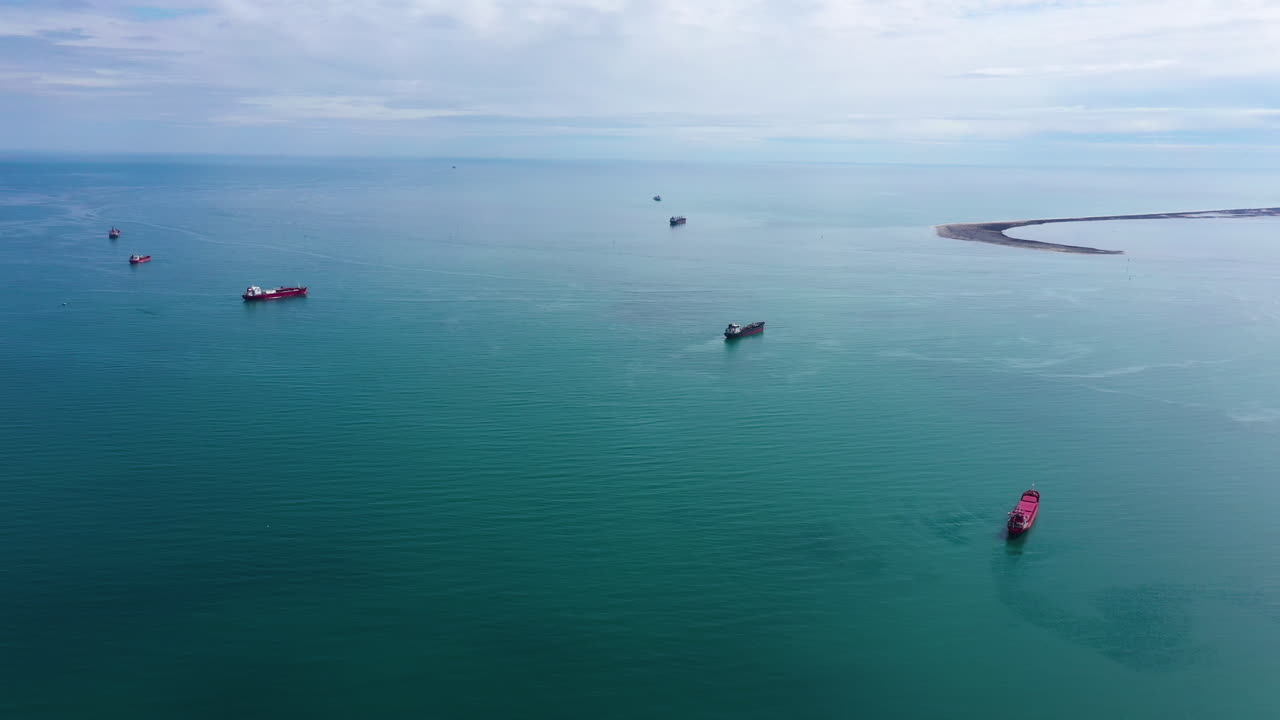 많은 석유 커가 지중해를 기다리고 있습니다.
