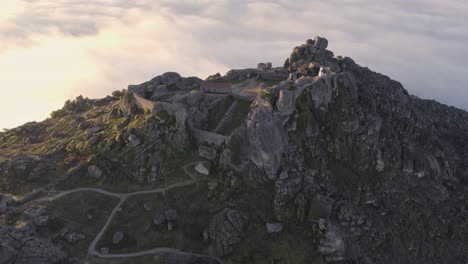 Asombrosas-Nubes-Bajas-En-Castelo-De-Monsanto-Portugal-Con-Amanecer,-Antena