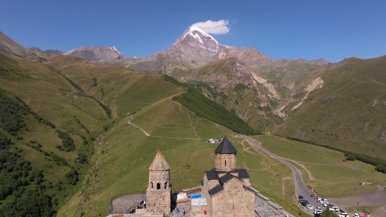 cinematográfico de establecimiento de drones filmado por encima de la iglesia de la trinidad de gergeti