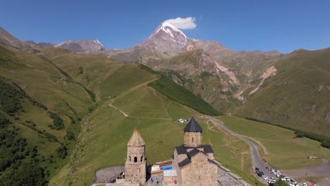 cinematográfico de establecimiento de drones filmado por encima de la iglesia de la trinidad de gergeti