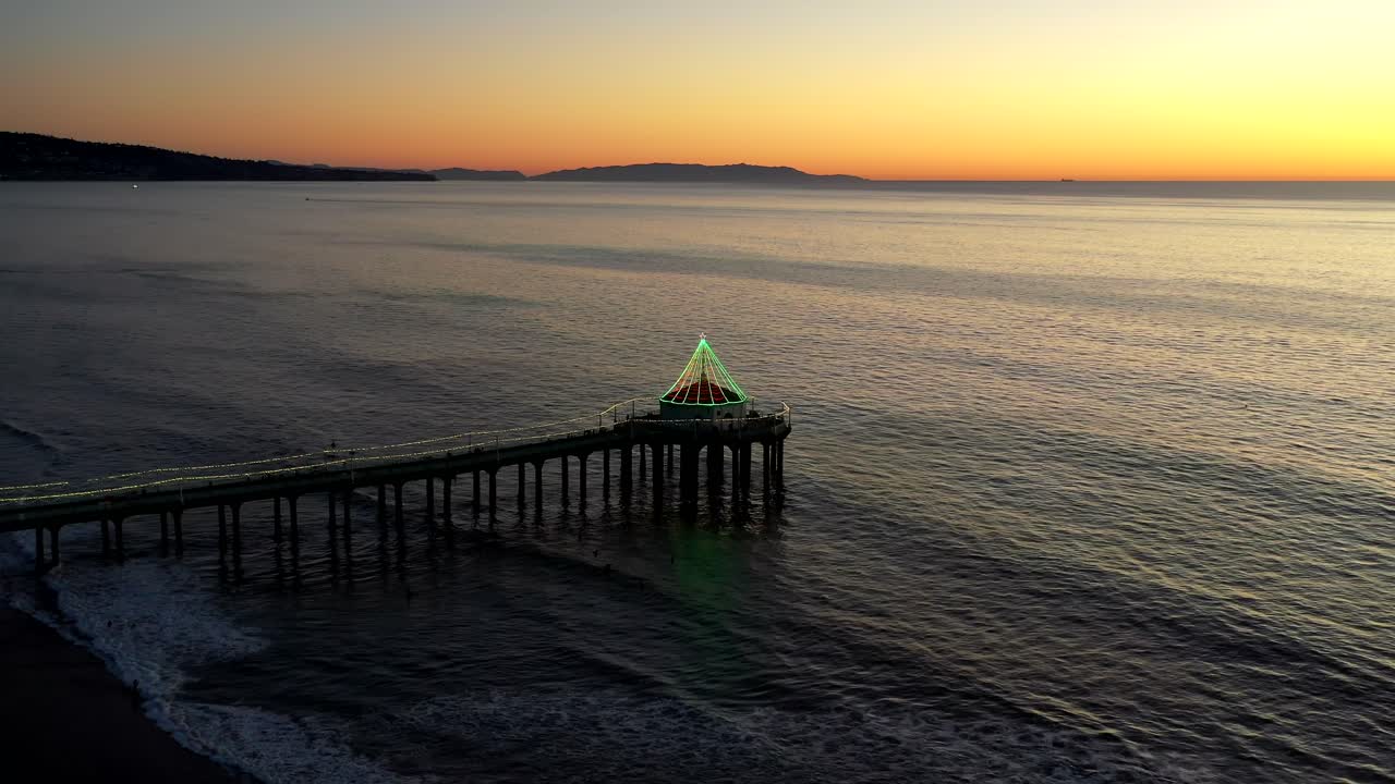 조명으로 빛나는 맨해튼 해변 부두의 일몰 풍경 - 공중 드론 샷