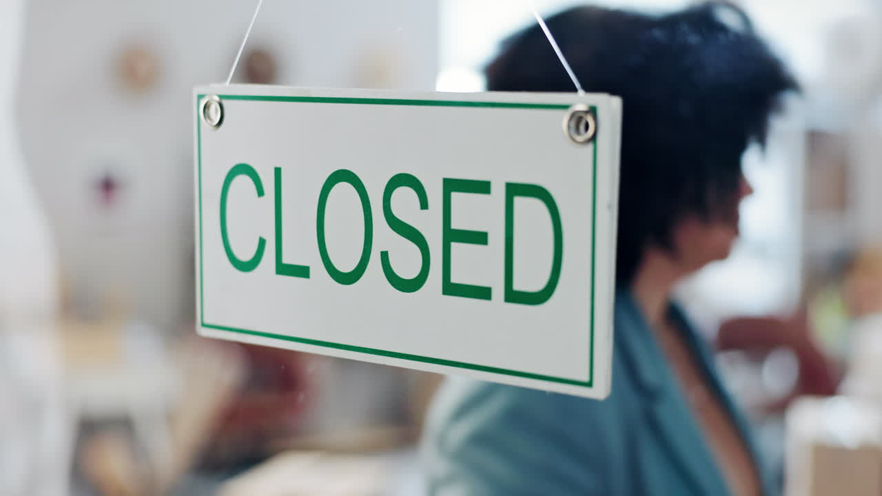 여자, 닫힌 표지판과 미소로 부티크 문