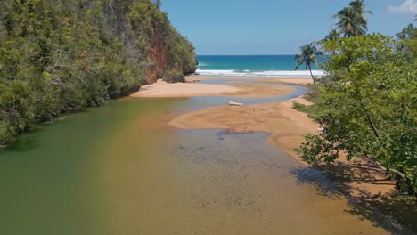 Die-Lagunenmündung-Des-San-Juan-River-Mündet-In-Den-Ozean,-Samana,-Dominikanische-Republik