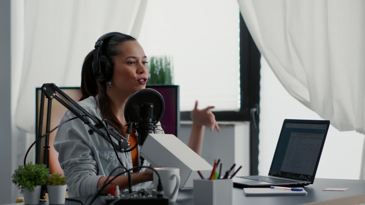 Kreativ internetindholdsskaber unboxer og anmelder produkt for publikum
