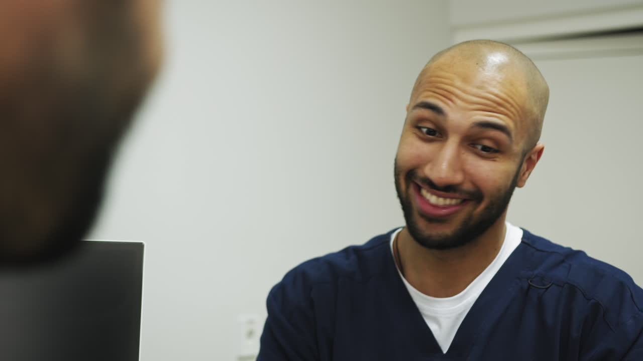 Medico sorridente del Medio Oriente