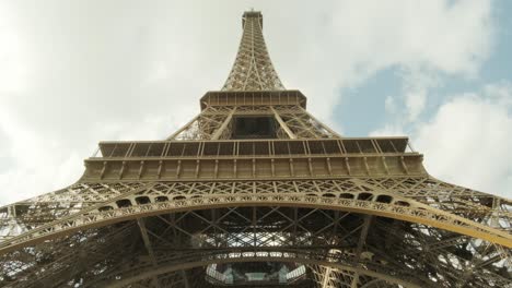 panorámica en la mano de la torre eiffel tour eiffel en parís, francia
