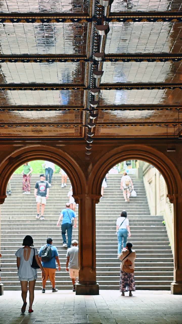 New York, USA, 1 agosto 2025: archi e scalinata della Bethesda Terrace a Central Park. Persone che passeggiano tra gli iconici archi e la scalinata della Bethesda Terrace a Central Park, New York