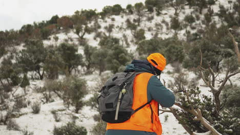 Hunter-hunting-buck-with-rifle