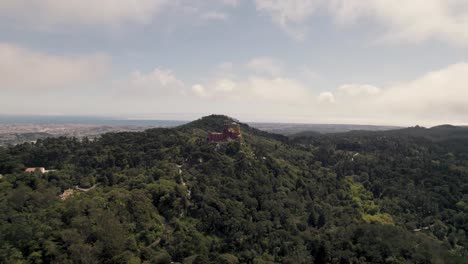 Vista-Aérea-Escénica-Del-Parque-Natural-De-Sintra,-Portugal