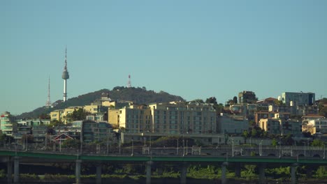 N-Seoul-Turm-Auf-Namsan-Berg-Gesehen-Vom-Han-Fluss-In-Seoul