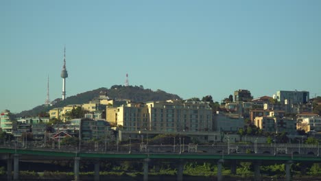 n torre de seúl en la montaña namsan vista desde el río han en seúl