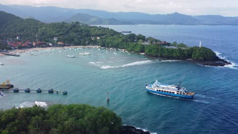 Imágenes-Aéreas-De-Drones-De-4k:-Ferry-Entrando-A-Un-Muelle,-Padangbai,-Este-De-Bali