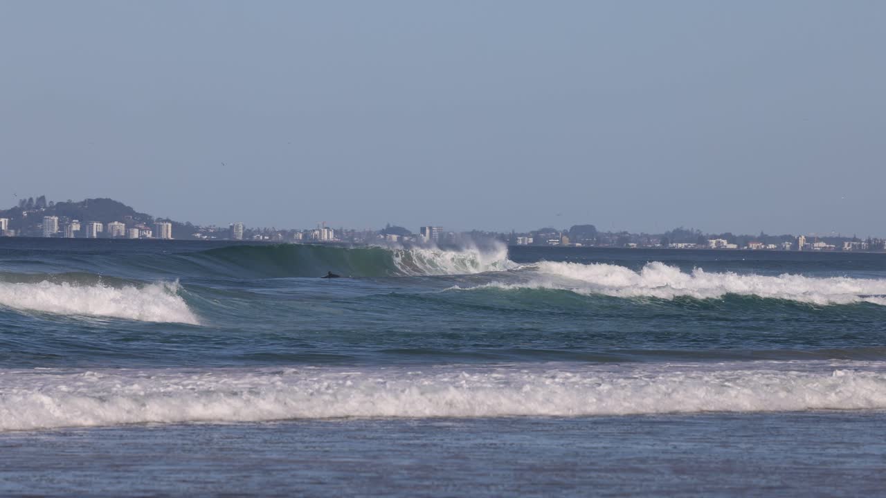 해변 에 부히는 바다 물결 의 순차적 인 모습
