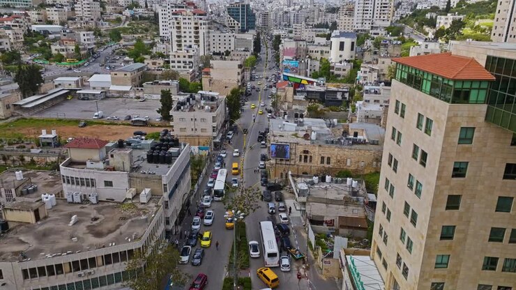 Veicoli che attraversano la città di Hebron in Palestina - ripresa aerea con drone.