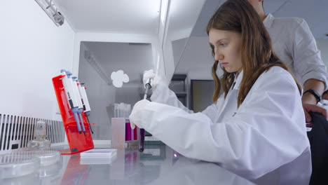 una científica que trabaja en un laboratorio