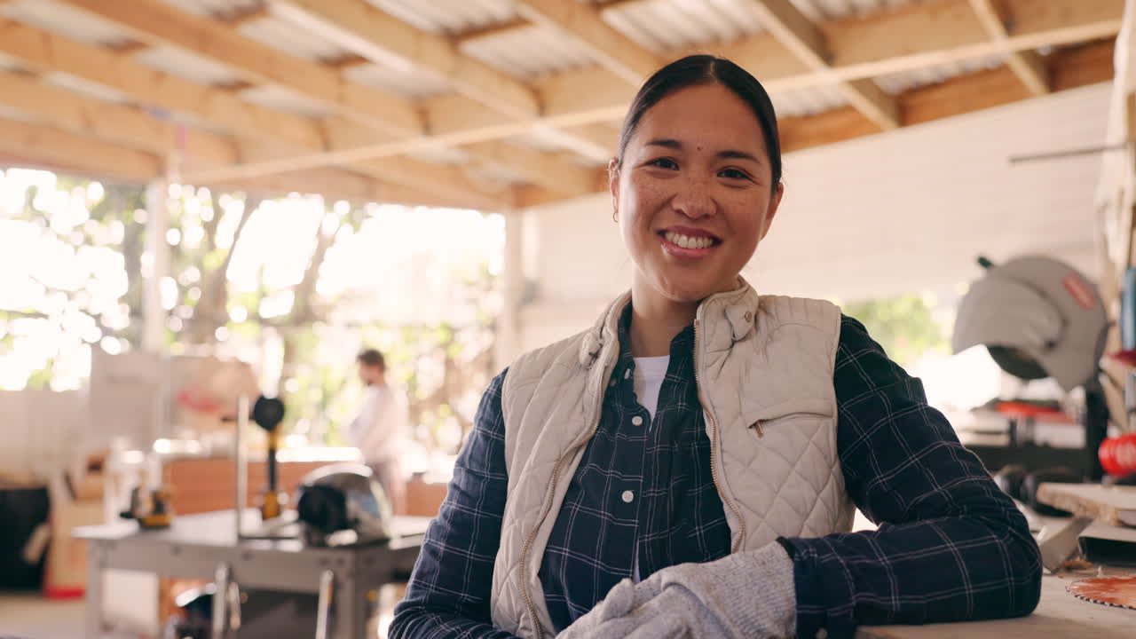 목수 여성, 얼굴과 작업실