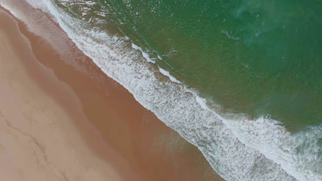 Südafrika-Stille-Bucht-Leerer-Strand-Luftdrohne-Filmischer-Strand-Kleine-Surfstadt-Gartenroute-Jeffreys-Bay-Wellen-Krachendes-Aqua-Blau-Grüner-Ozean-Später-Morgen-Nachmittag-Bewegung-Von-Oben-Nach-Unten-Nach-Oben