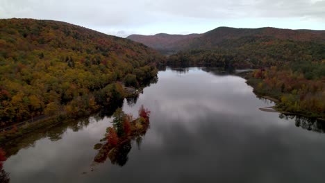 Empujón-Aéreo-De-Vermont-En-El-Lago-En-Otoño-Con-El-Color-De-La-Hoja-De-Otoño