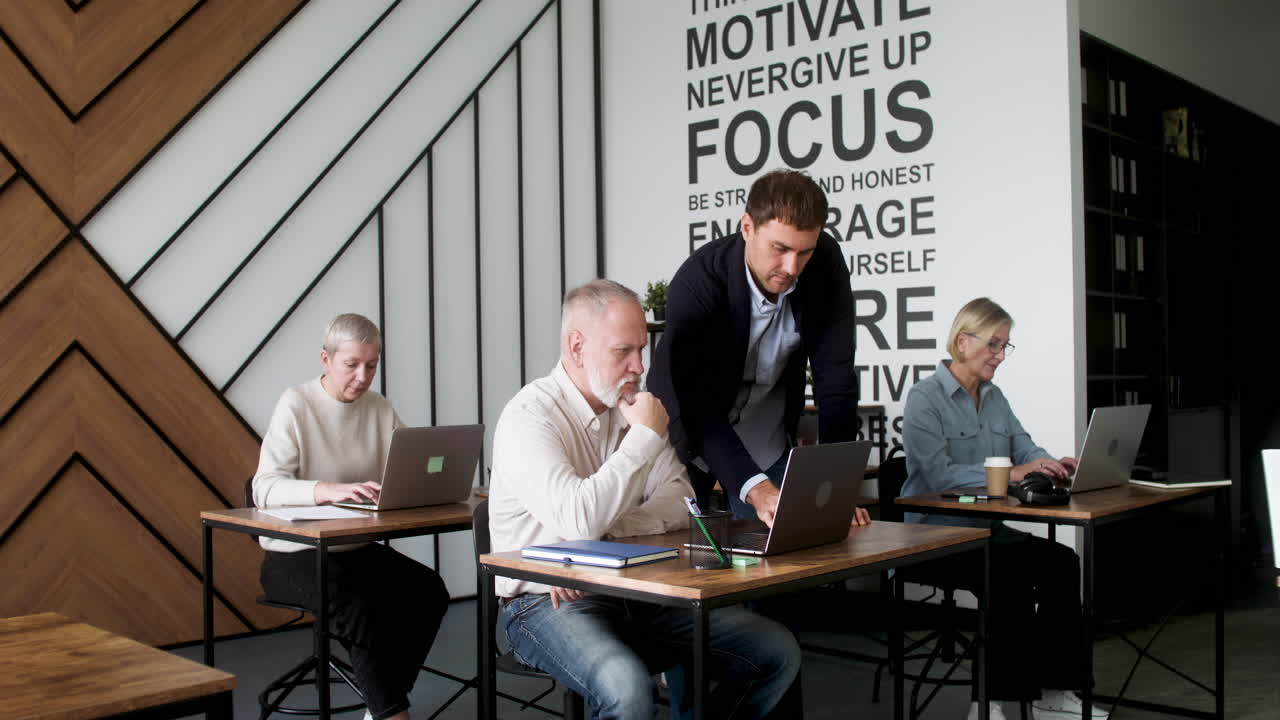 교실 에 있는 성인 학생 들