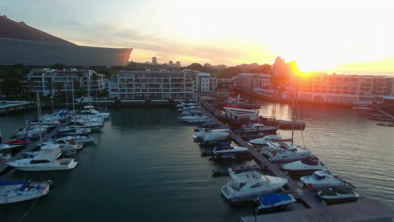 항구에 해가 지는 것