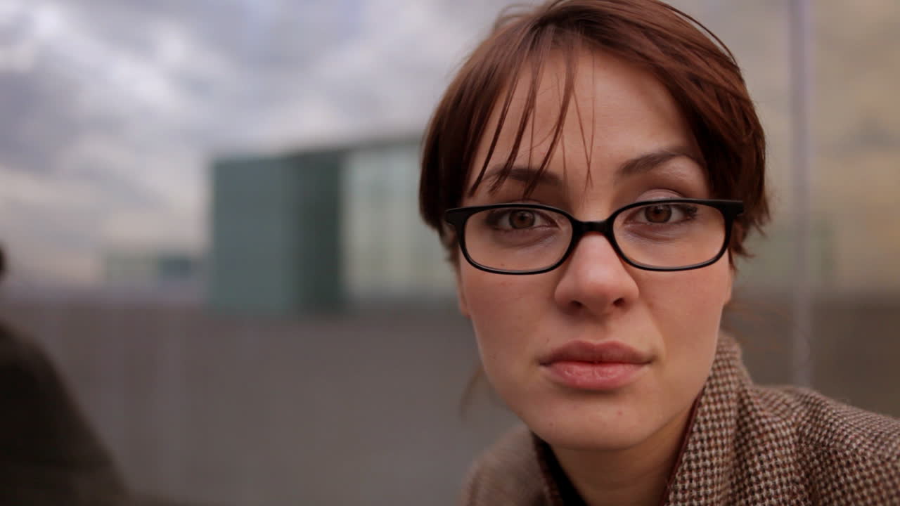 mujer joven fuera de 19