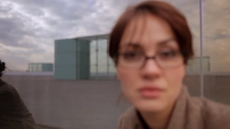 mujer joven fuera de 19
