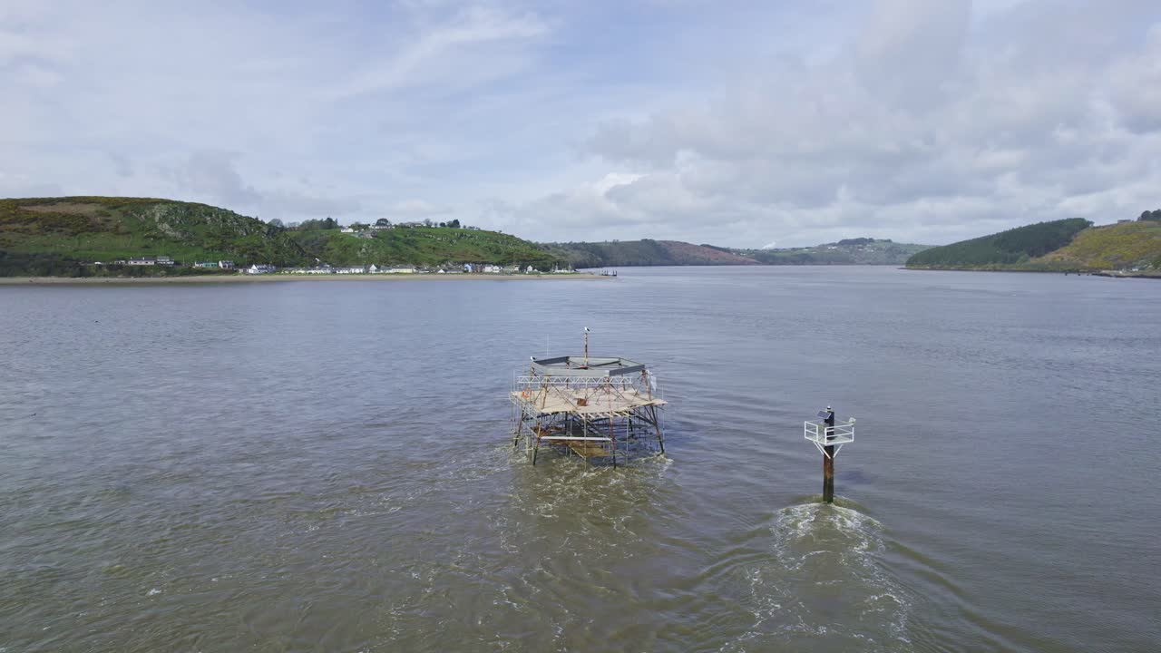 서어 강 입구에 있는 이스트 워터포드 통로 오래된 항해 표지판이 강한 물결로 복원되고 있습니다.