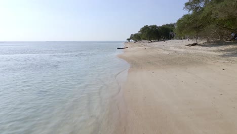 Sobrevuelo-Aéreo-Hermosa-Playa-Tropical-Exótica-Con-Agua-Clara-En-Gili-Trawangan-Durante-El-Cierre