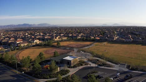 Amplia-Toma-Aérea-Sobrevolando-El-Centro-Recreativo-Y-Los-Campos-Deportivos-En-Un-Desarrollo-Planificado-En-El-Desierto