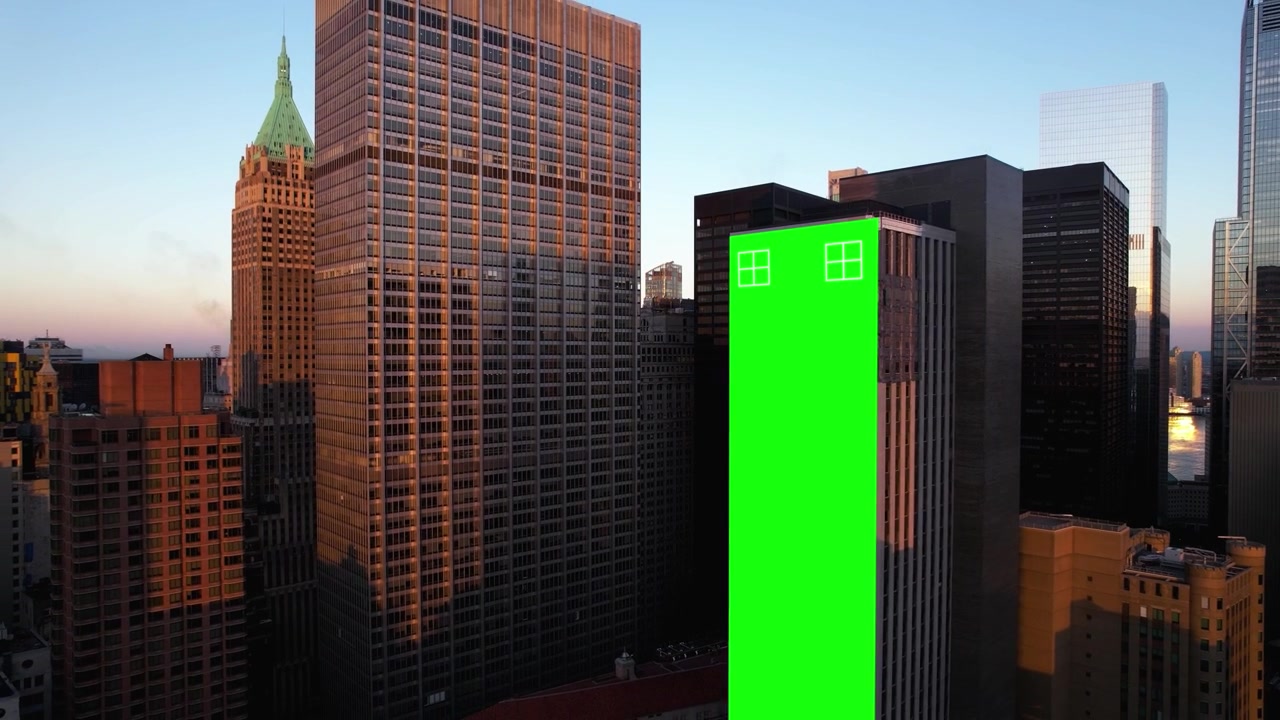 Atardecer cinematográfico sobre el horizonte de la ciudad de Nueva York con marcador de posición de croma en un rascacielos