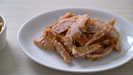 Gegrillter-Schweinenacken-Oder-Auf-Holzkohle-Gekochter-Schweinenacken-Mit-Thailändisch-Scharfer-Dip-Sauce