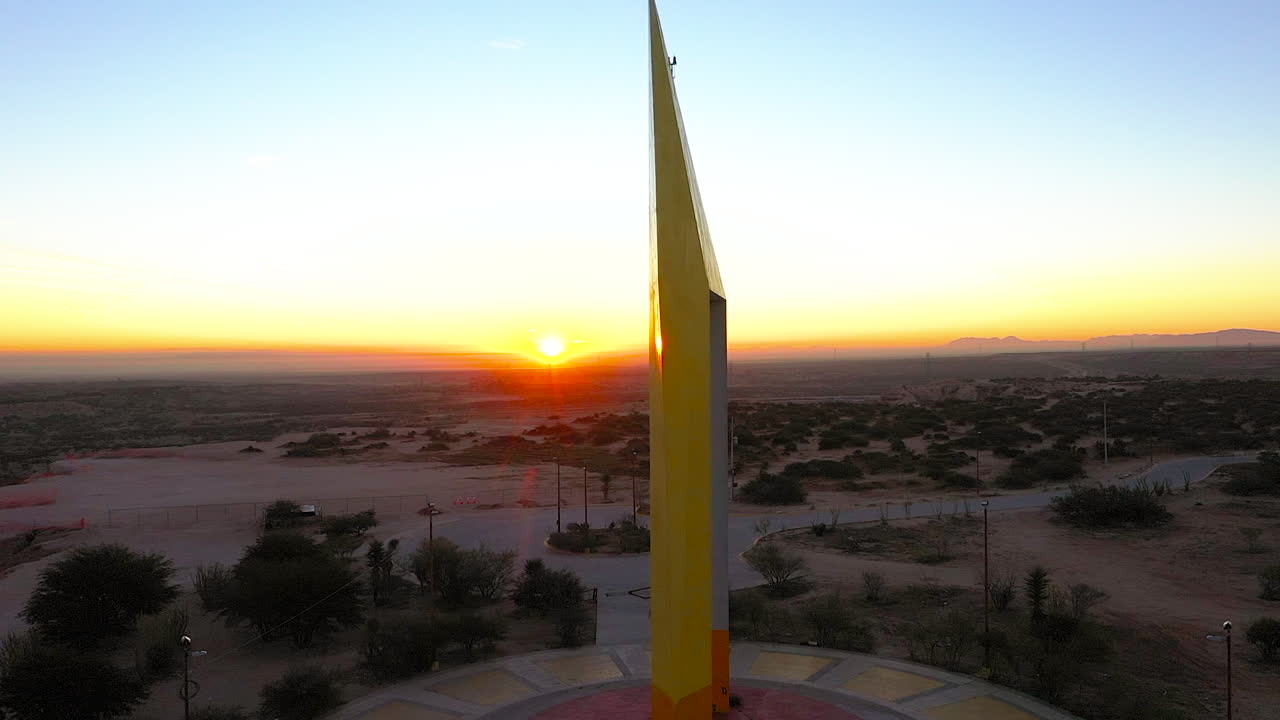 descubriendo la escultura de la 'puerta del milenio' de juarez en mexico
