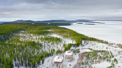 vista aérea del pintoresco paisaje invernal cerca de un pequeño pueblo finlandés